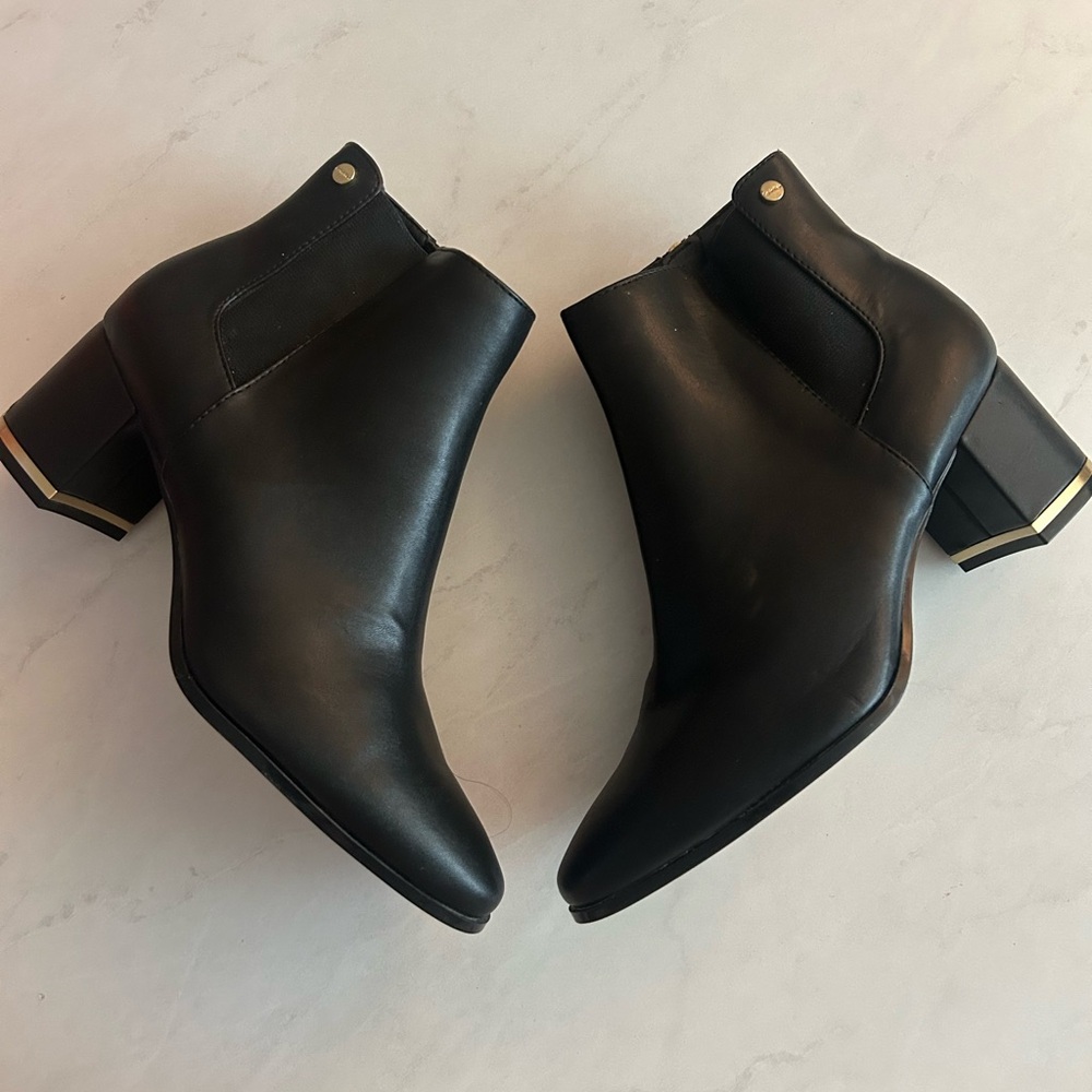 Calvin Klein Fioranna Cow Kansas Smooth Ankle Boots